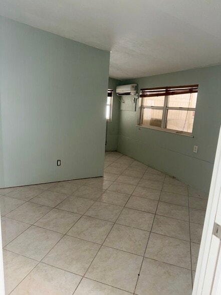 APT B ROOM 1 - 2929 Patterson Ave