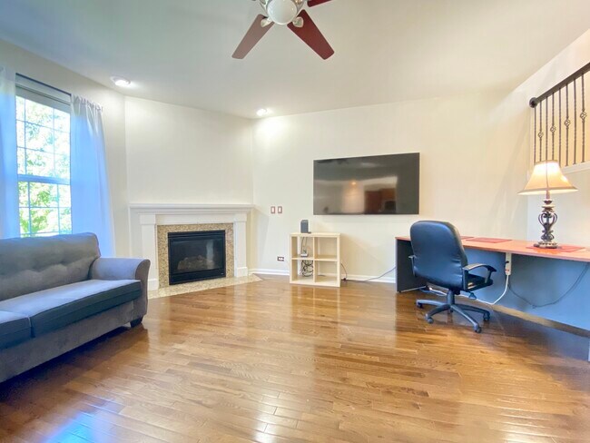 Building Photo - 10S420 Carrington Cir