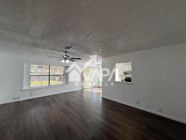 Building Photo - 826 Thrasher Dr