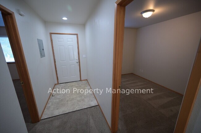 Building Photo - 2 bed 1 bath apartment in Port Angeles, close to Peninsula College and the Olympic National Par