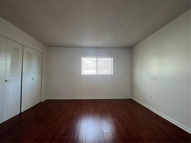 Building Photo - 407 Palm Cir E