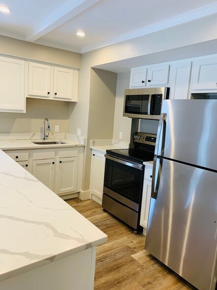 Building Photo - 2015 Quechee Main St