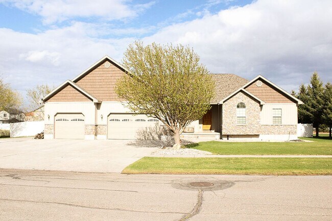 Building Photo - Beautiful Custom Home For Rent In Rexburg!