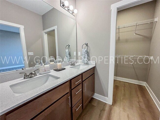 Building Photo - Stunning 4 bedroom, 3 bath Ranch Style Hom...
