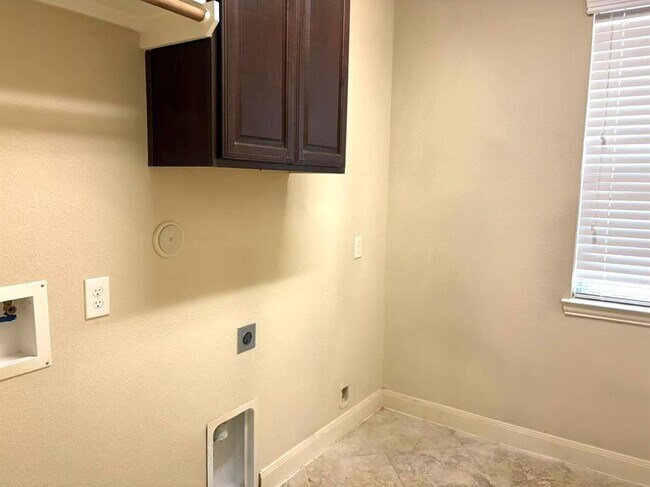 Building Photo - 21346 Huron Bend Dr