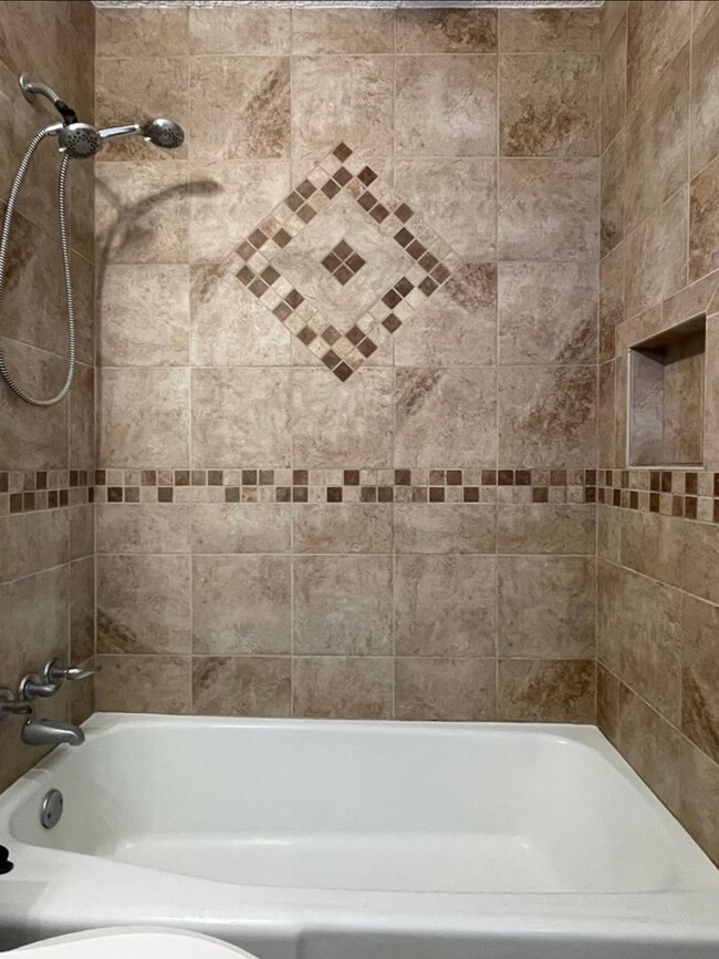 Building Photo - Beautiful 3 bedroom 2 bath home close to S...