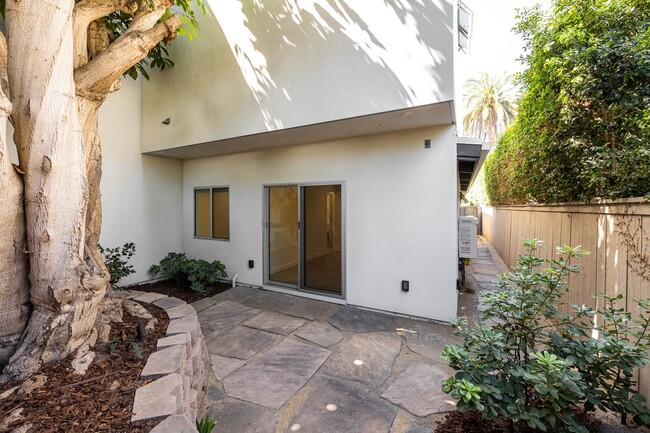 Building Photo - Gorgeous 2 bedroom 2 bath twin home just b...