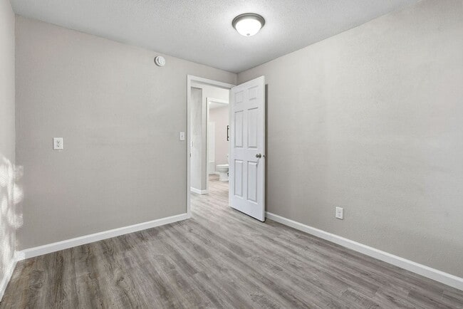 Building Photo - Beautiful completely renovated 2 bed 1 bath townhouse for rent!
