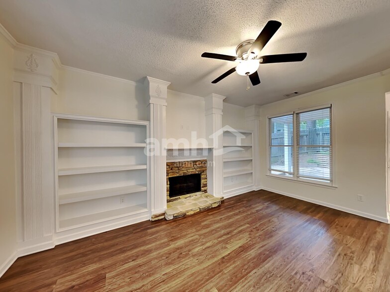Building Photo - 403 Pine Grove Way