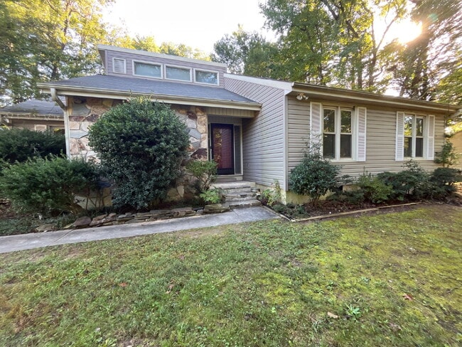 Building Photo - Location is Everything! Close to Downtown and all that it has to offer! Shopping, Restaurants, Pa...