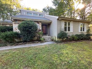 Building Photo - Location is Everything! Close to Downtown and all that it has to offer! Shopping, Restaurants, Pa...