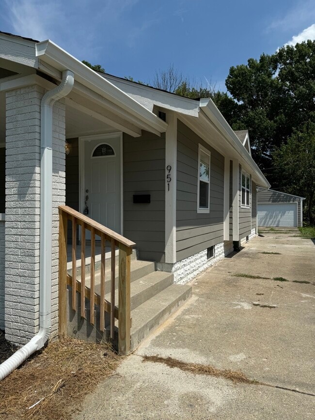 Building Photo - 951 N Bradley Ave