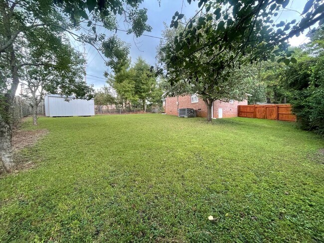 Building Photo - Sensational Three Bedroom Home Located in the Earlewood Community!