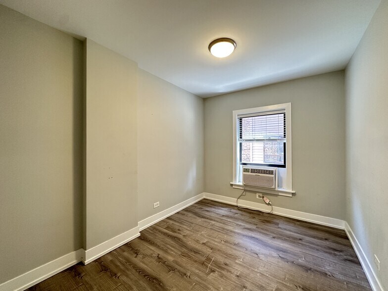 Building Photo - 721 W Brompton Ave