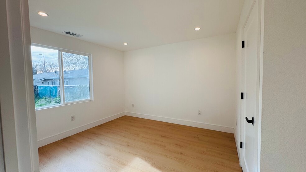 Building Photo - 374 S 21st St