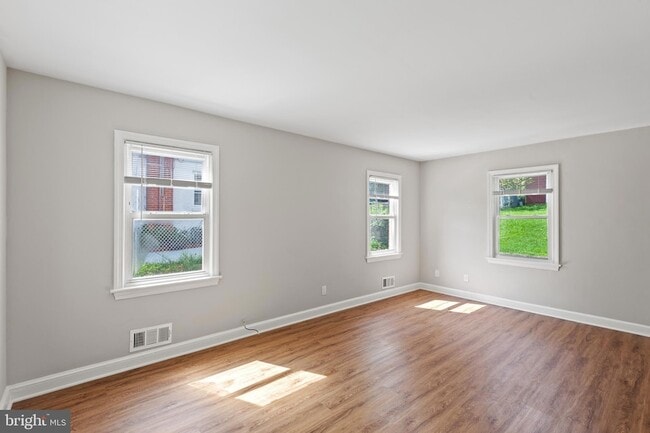 Building Photo - 4816 Woodlawn Dr