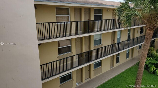 Building Photo - 241 S Royal Poinciana Blvd