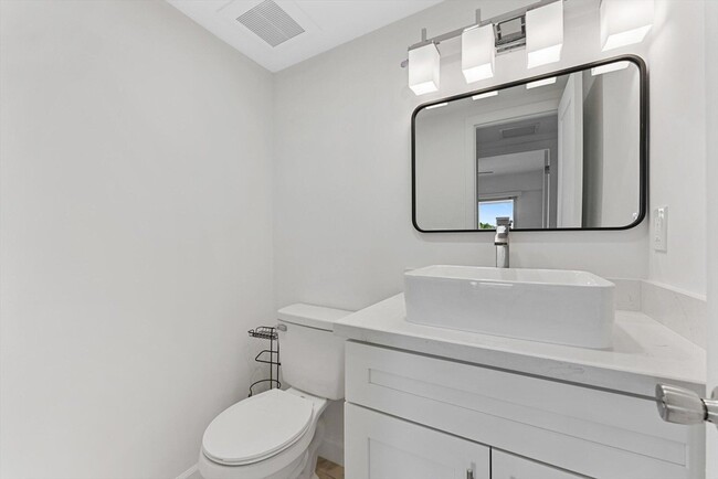 Building Photo - 71 Fanshaw B