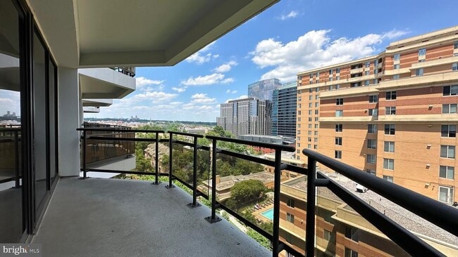 Building Photo - 1530 Key Blvd