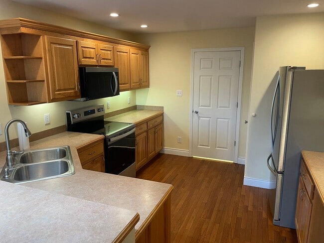 Building Photo - Beautiful 4 bedroom, 3 1/2 bath.