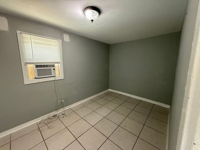 Building Photo - Pensacola - Downtown - 1 bedroom, 1 bathroom - partial utilities included