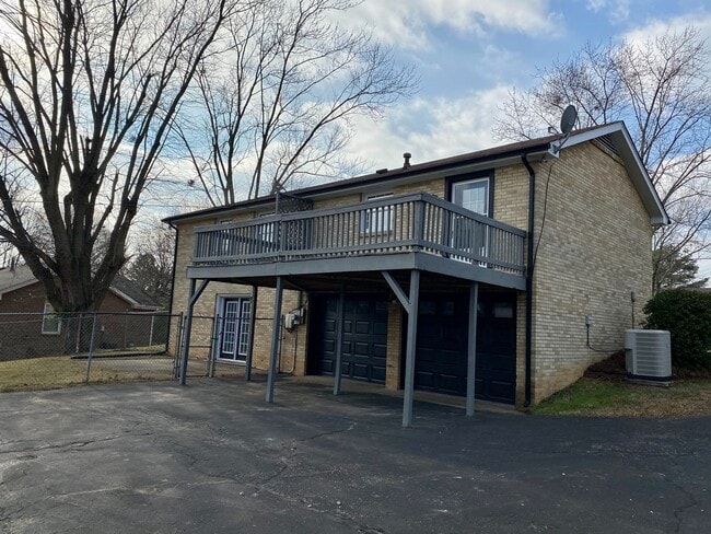 Building Photo - Location Location Location!!! 4bdr/2ba Split Level near Clarksville County Club!!