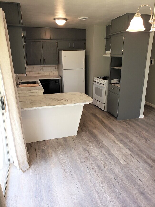 Building Photo - 3/2/1