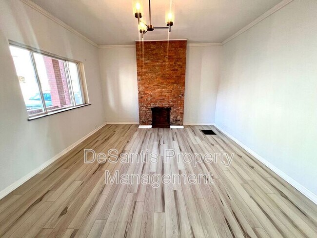 Building Photo - 210 18th St