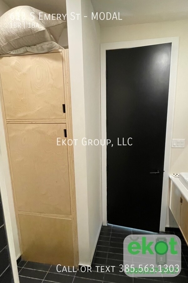 Building Photo - 613 Emery St W