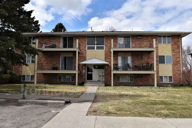 Building Photo - 805 W Villard St
