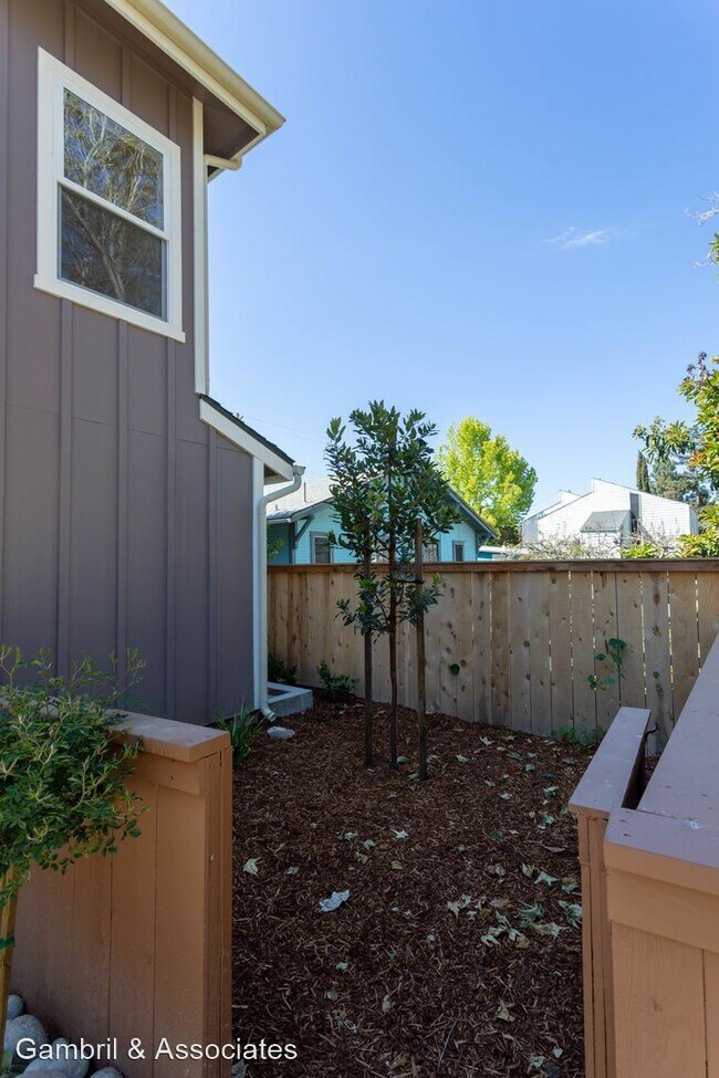 Building Photo - 2 br, 1.5 bath House - 1160 Leff Street