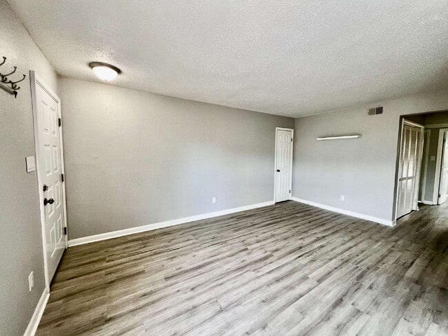 Building Photo - AMAZING 2 BED / 2 BATH CONDO – ONLY 8 BLOCKS FROM THE BEACH!