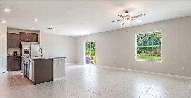 Building Photo - Beautiful 4 BR 2.5 BA home in desirable Ly...
