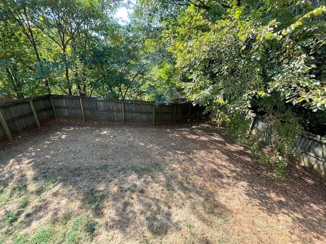 Building Photo - Well-Maintained 3 Bedroom, 2 Bath Home wit...