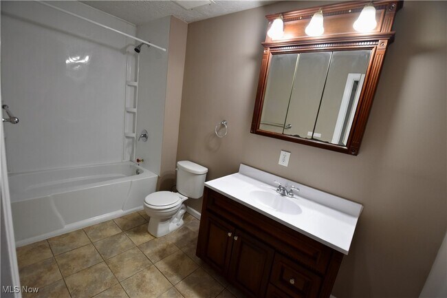 Building Photo - 583 Victoria Ave