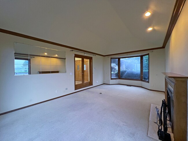 Building Photo - Gated Sound view home Des Moines area, 4 bed plus den 2.5 bath 3900 s/f, Available NOW!!!