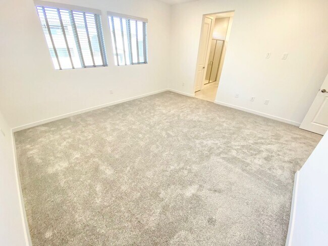 Building Photo - STUNNING LIKE NEW SINGLE-FAMILY HOME 3 BEDROOM / 2.5 BATHROOMS, WITH 2 CAR GARAGE!!