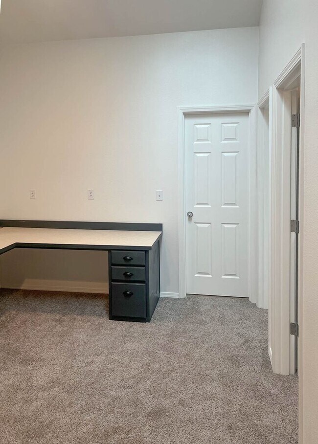 Building Photo - Beautiful West Linn Home in a Quiet, Desirable Neighborhood