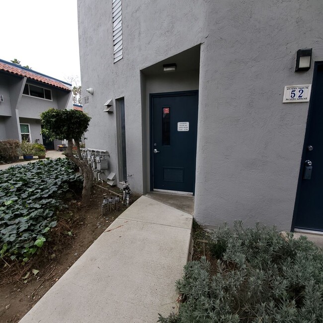 Building Photo - Remodeled 2bd/1ba 2 Story Condo Near Heart...