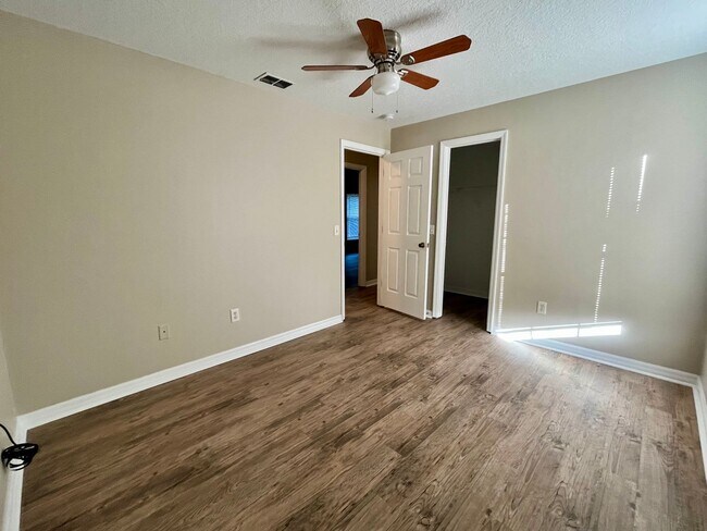 Building Photo - Fresh and Refurbed  3 Bed / 2 Bath Home in Apopka