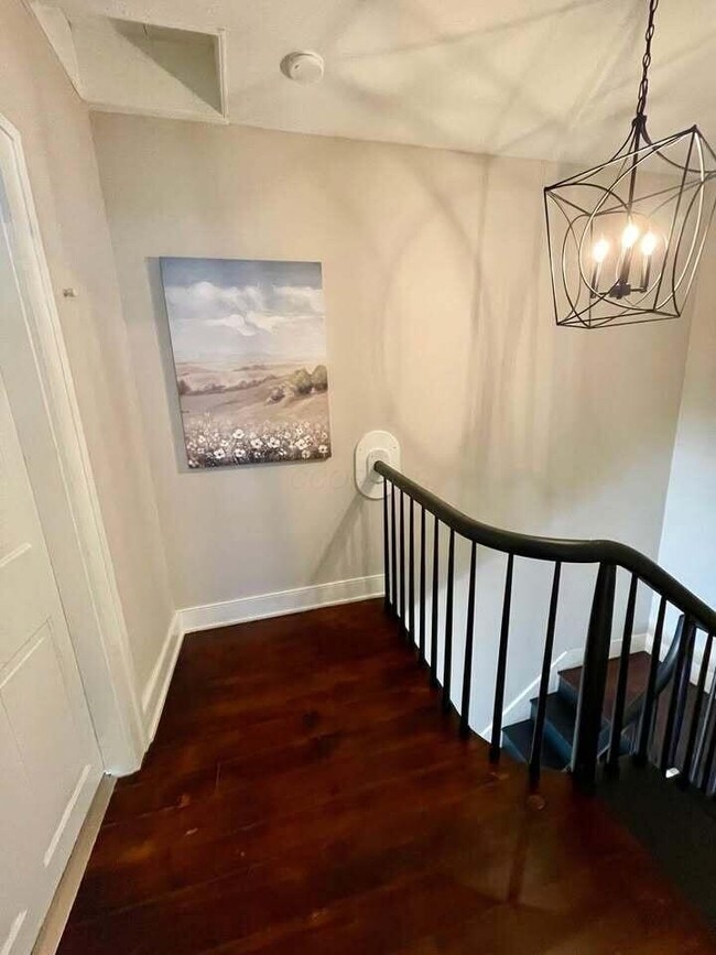 Building Photo - 160 1/2 W Mound St