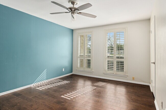 Building Photo - 166 Elizabeth Rd