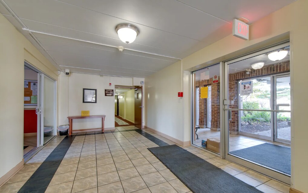 Building Photo - 220 S Roselle Rd