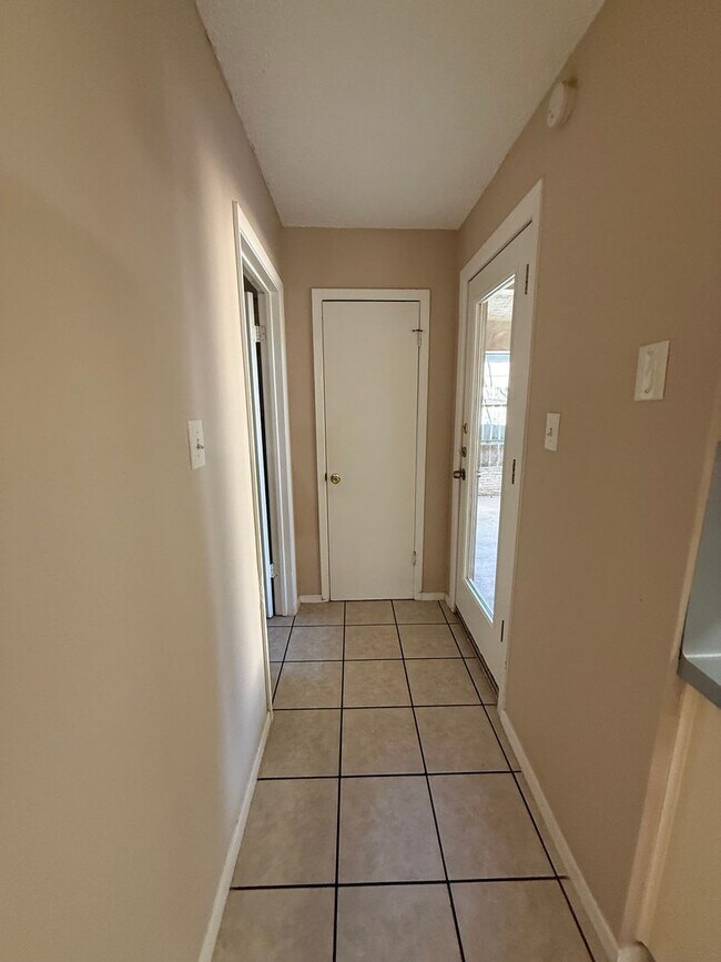 Building Photo - 1402 Westcott Dr
