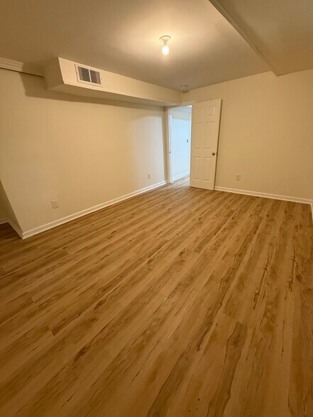 Building Photo - 301 Robin Hood Dr