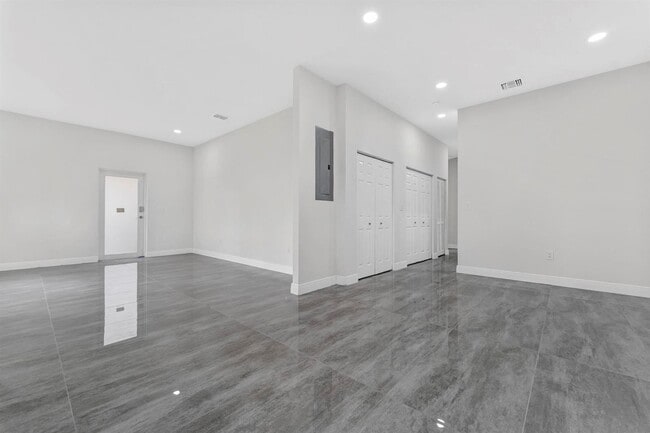 Building Photo - 5250 SW 18th St