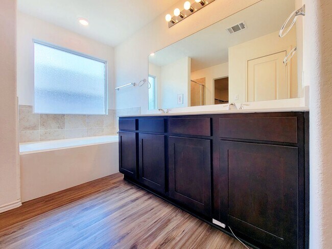 Building Photo - Modern & Spacious 3BR/2BA Home with Covere...