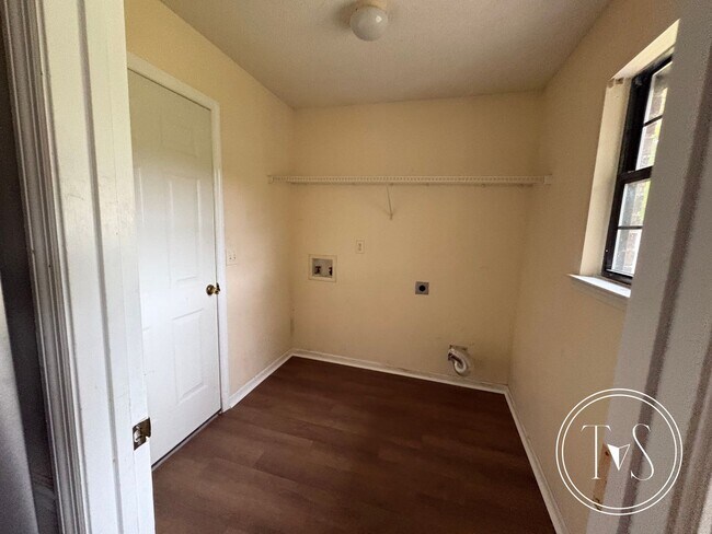 Building Photo - RATE DROP ALERT (was $2,374/month) and FAL...