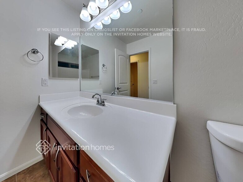 Building Photo - 1389 S Moccasin Trail