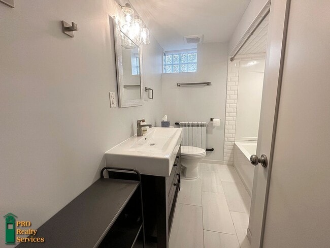 Building Photo - Gorgeous 3 Bedroom Main Level Duplex Unit
